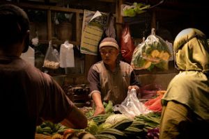 Di Balik Kenaikan Harga Plastik, UMKM Menanggung Beban Terberat