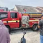 Truk Damkar Kabupaten Ngawi terparkir di depan rumah yang terbakar akibat dugaan kompor gas masih menyala di Perumahan Loka Wiyata.